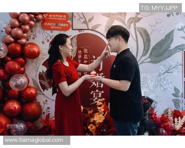 萨卡女友低胸礼服亮相婚礼显示两人去年已订婚的甜蜜消息